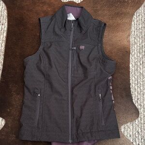 Women's Quilted Zip-Front Cinch Western Vest - Dark Gray